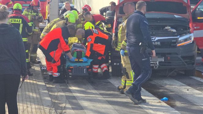 Ciężarówka zmiażdżyła cztery pojazdy. Sześć osób rannych, w tym dzieci. Lądował śmigłowiec LPR