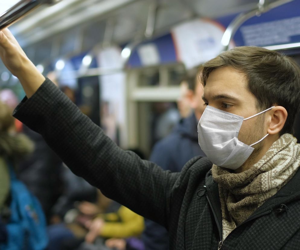 Nowy wariant koronawirusa w natarciu. Jak bardzo jest groźny?