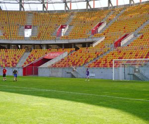 Pożegnianie Murawy na Chorten Arenie. Jagiellonia Białystok rozdaje boisko swoim kibicom