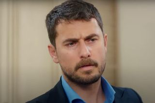 Alper zaczyna manipulować rodziną Kuzeya, by zostać w ich domu na stałe. Sili się to nie spodoba.