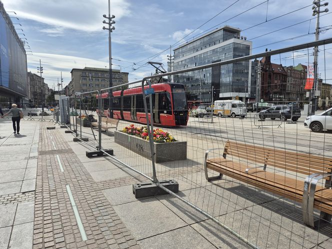 Tramwaje wróciły na Rynek w Katowicach. A to wciąż plac budowy