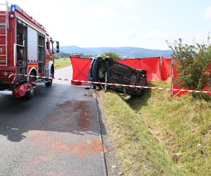 Śmiertelny wypadek pod Jasłem. 21-letnia kierująca straciła młodszą siostrę [ZDJĘCIA].