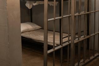 Więzienia we Francji rekordowo przepełnione. Poniżające warunki