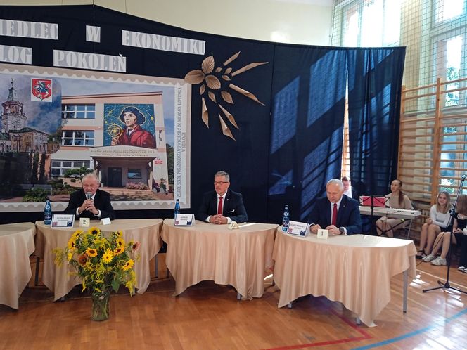 100 par zatańczyło poloneza na 100-lecie siedleckiego Ekonomika