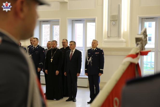 W lubelskiej policji jest więcej mundurowych. Za nimi uroczyste ślubowanie