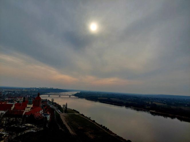 Kierunek: Grudziądz. Kuszą tężnia w szklanej piramidzie i unikatowe spichrze nad Wisłą. Z jednej strony są jak kamieniczki, z drugiej jak mury obronne