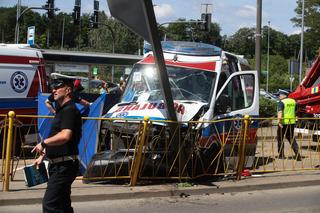 Karetka wbiła się w przystanek! Wypadek na placu Szyrockiego w Szczecinie. Jest ofiara śmiertelna 