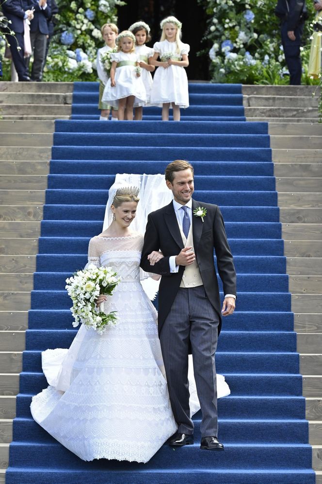 Królewska ceremonia pełna przepychu. Ślubna stylizacja Marii Karoliny podbija światowe media