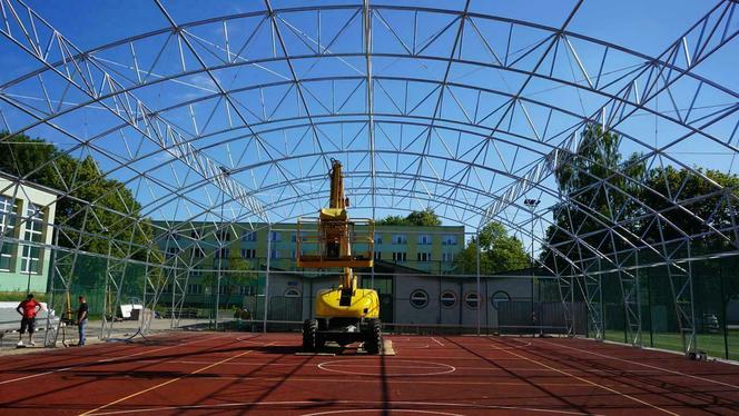 Budują zadaszenie nad boiskiem przy ekonomie