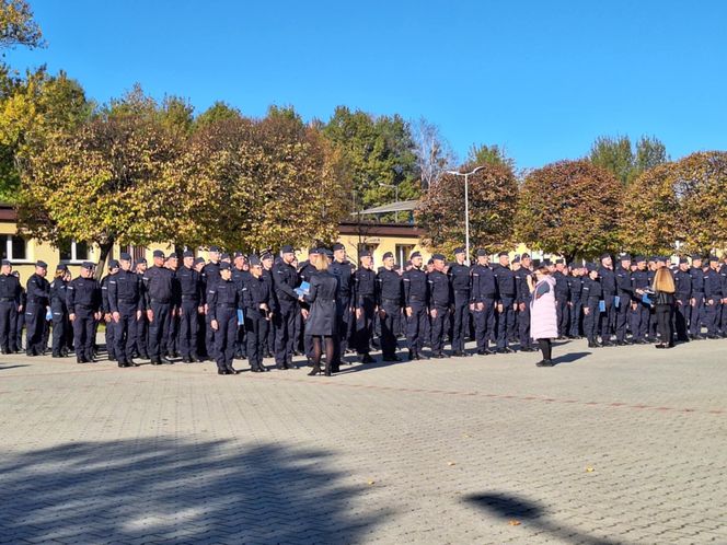 Uroczyste zakończenie szkolenia policyjnego w Katowicach. Ponad 200 nowych policjnatów