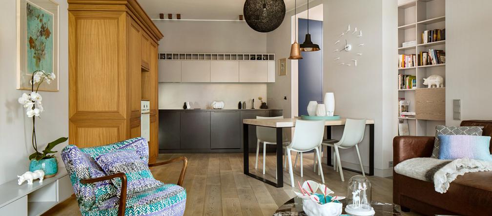 Beżowy salon z kuchnią