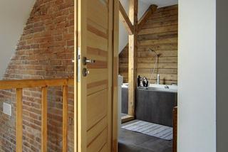 Drewno na ścianie w szarej łazience