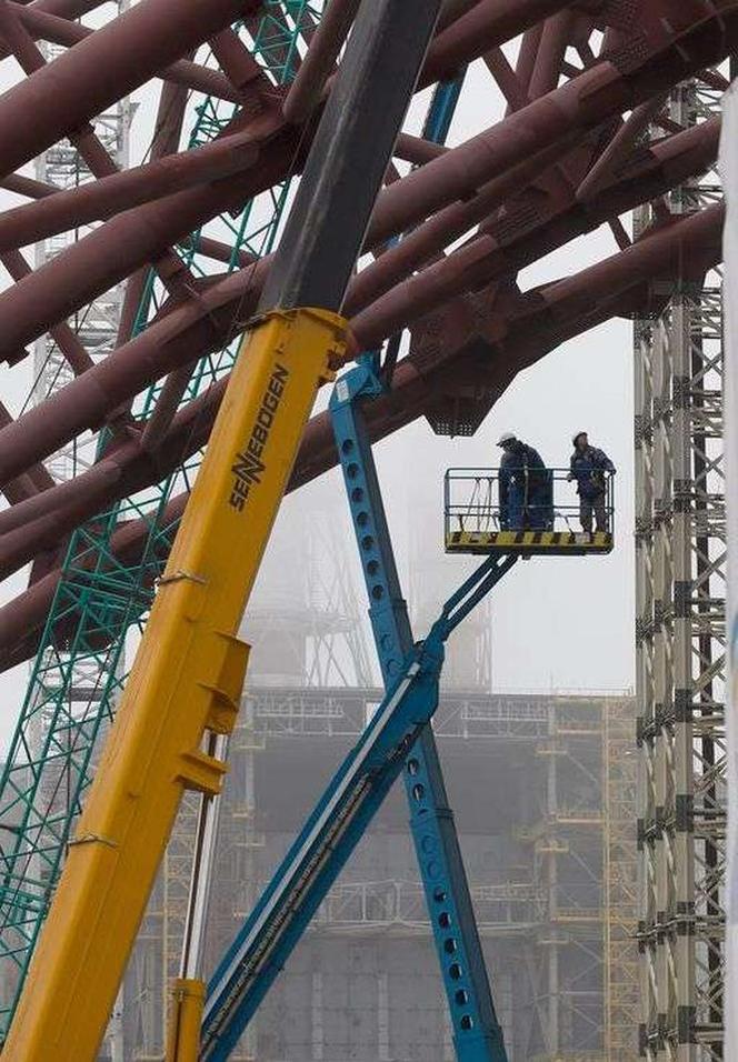 Budowa nowej konstrukcji sarkofagu nad nieczynną elektrownią w Czarnobylu. Fot. www.chnpp.gov.ua