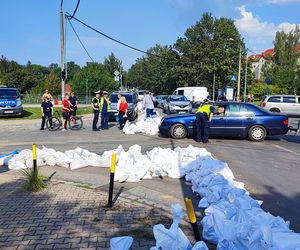 ieszkańcy w pocie czoła układają worki z piaskiem i zabezpieczają swoje budynki