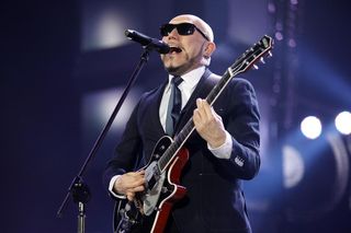 Przyznał, że w życiu codziennym to tak nie wygląda. Jak chodzi spać, idzie do toalety, czy je obiad, to ściąga okulary, bo noszenie ich byłoby głupotą.