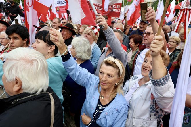 Karol Nawrocki prezydentem. Tłumy pod Sejmem