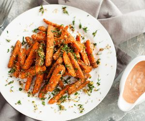 Frytki z marchewki z parmezanem: przepis dietetyczny