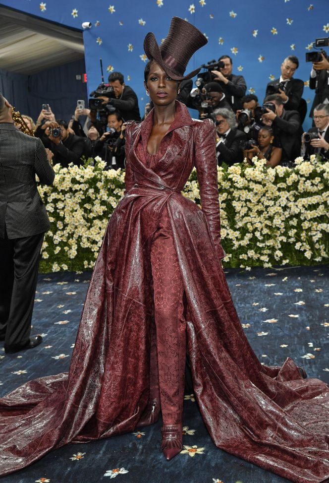 Najgorsze stylizacje na Met Gali 2025. Fotrepian na plecach to dopiero początek