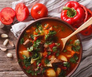 Domowa zupa gulaszowa – przepis na obłędnie aromatyczne danie jednogarnkowe