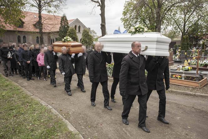 Pogrzeb ofiar zawalonej kamienicy w Świebodzicach 