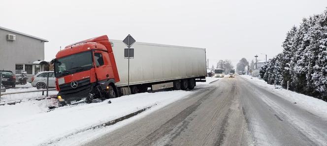 Zima na iławskich drogach, zaskoczyła... kierowców