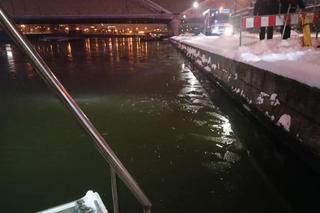 W rzece Wisła znaleziono człowieka. Błyskawicza walka z czasem o uratowanie życia topielca