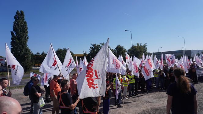 Pikieta pracowników Beko. Pracę straci 1100 osób. „Czujemy się oszukani i sfrustrowani”