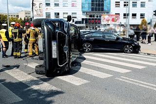 Kraksa w centrum miasta! Auto zatrzymało się na boku. Oślepiło mnie słońce