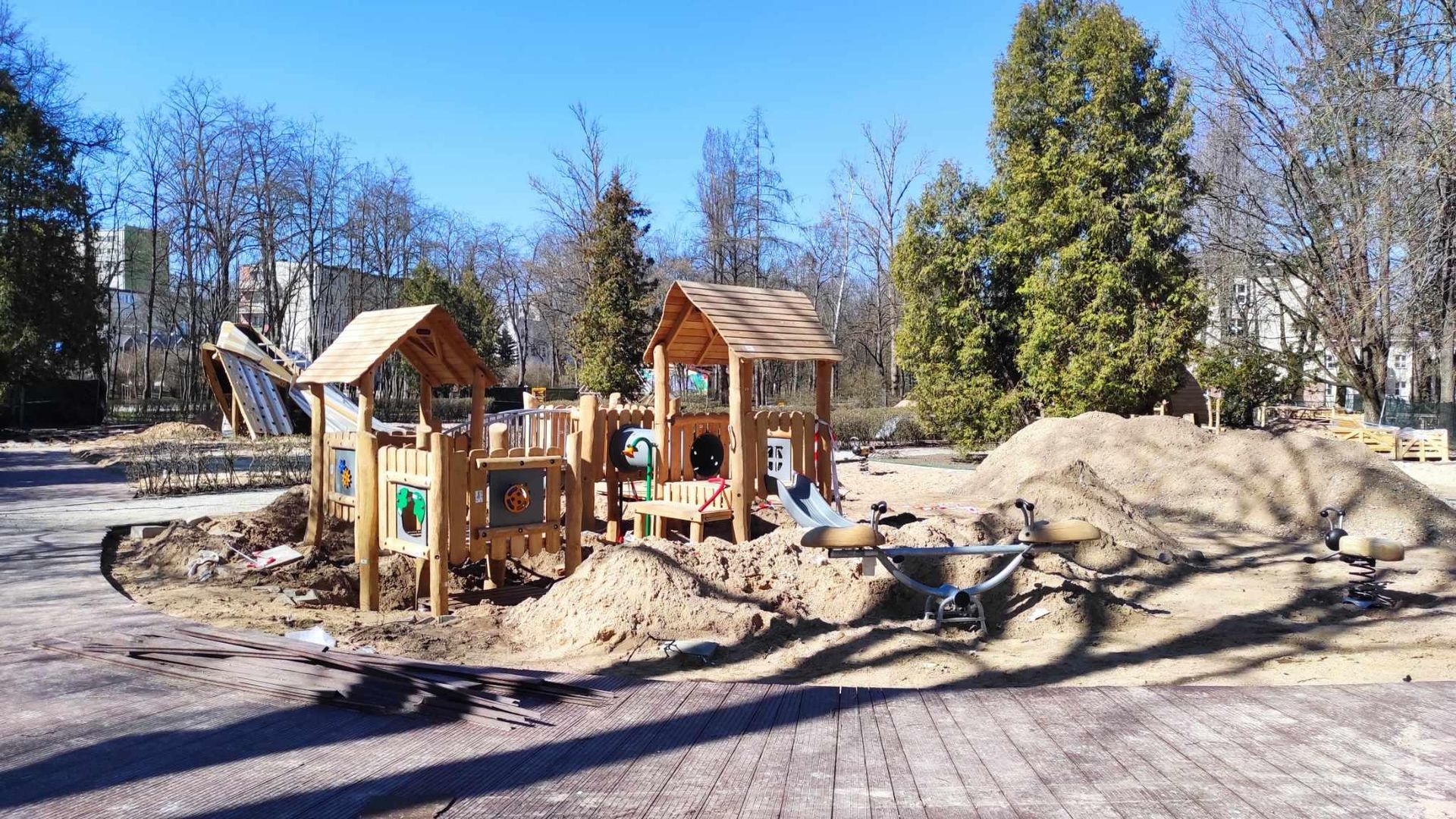 Dzieci będą miały nowe miejsce do zabawy. W Białymstoku powstaje piękny plac zabaw