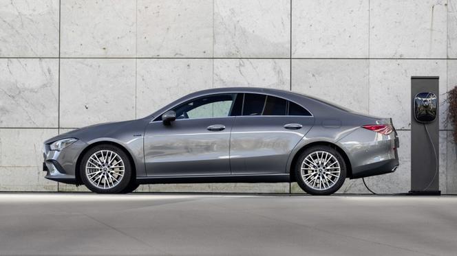 Nowe kompaktowe hybrydy plug-in w rodzinie Mercedes-Benz
