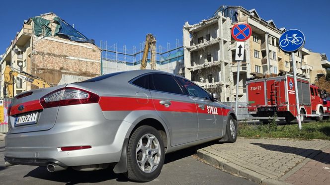 Pilna akcja służb na Ursynowie w Warszawie. Podczas rozbiórki budynku uszkodzono blok. Ewakuacja mieszkańców