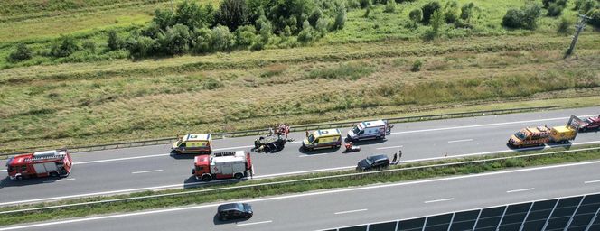 Wypadek na A4. Siedem osób poszkodowanych po zderzeniu osobówki z kamperem. Poważne utrudnienia