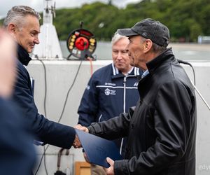 Tablica upamiętniająca Bohdana Sienkiewicza na Alei Żeglarzy w Gdyni