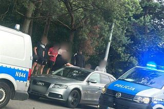 Kibole szykowali zasadzkę. Kłody drewna na drodze i sprzęt do walki w samochodach