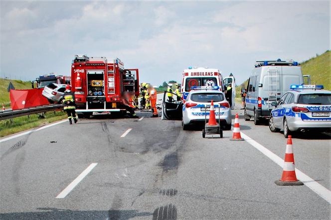 Pomorskie: Koszmarny wypadek na autostradzie A1. Zginął pasażer zmiażdżonej osobówki