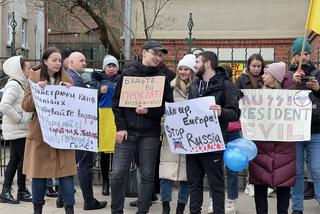 Polacy, Ukraińcy, a nawet Rosjanie protestują pod Konsulatem Rosyjskim w Gdańsku