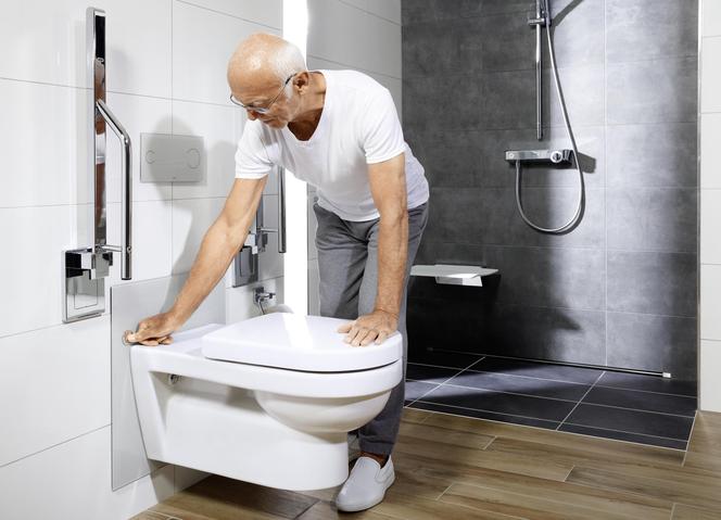 Wyposażenie łazienki dla seniora: WC