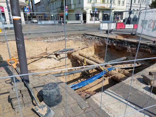 Ulica Gdańska rozkopana. Sprawdziliśmy, jak radzą sobie piesi, rowerzyści i pasażerowie