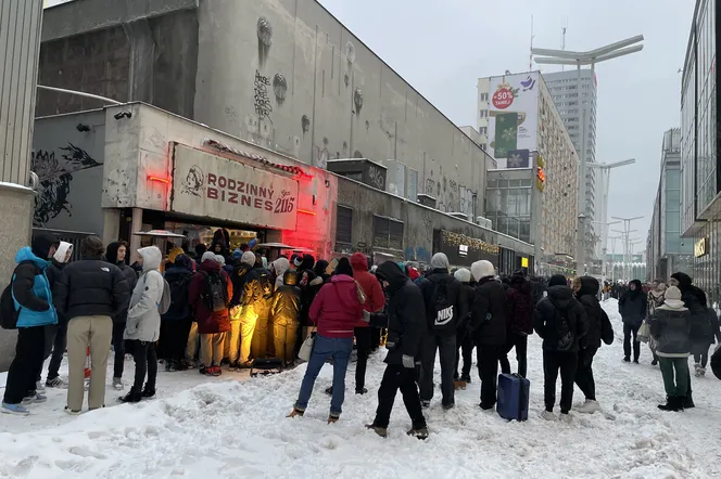 Bedoes z ekipą 2115 otwierają piekarnię w Warszawie. Tłumy fanów już czekają na śniegu