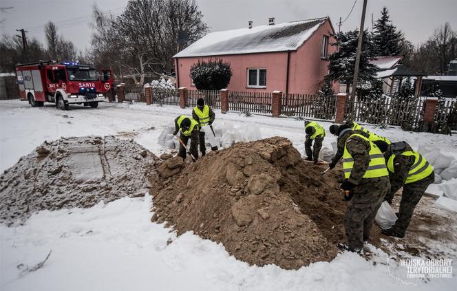 Płock. ALARM POWODZIOWY na Wiśle! Rzeka zalała DK nr 62! Na miejscu strażacy [ZDJĘCIA, RELACJA]