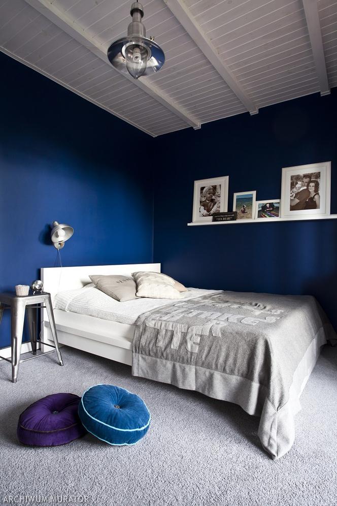 Błękit paryski jako mocny kolor ścian w sypialni