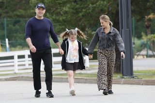 Nawrocki w zagrodzie z alpakami.