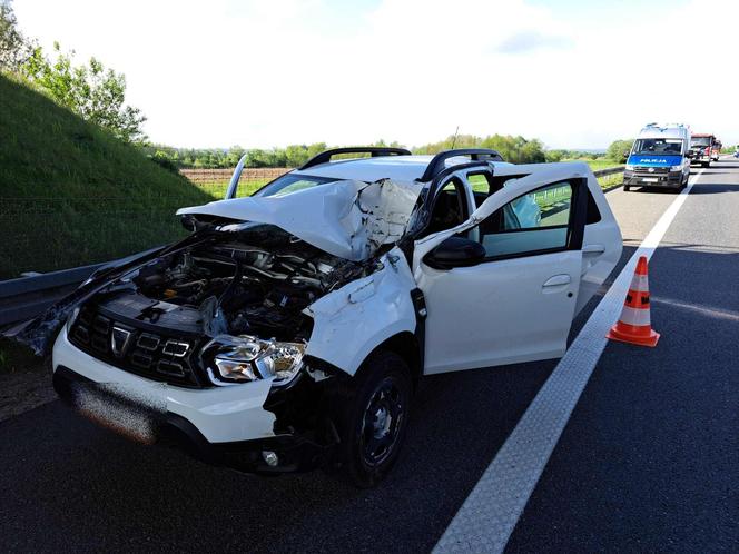 Dachowanie opla pod Tarnowem. 22-latek wyprzedzał ciężarówkę i stracił kontrolę nad autem