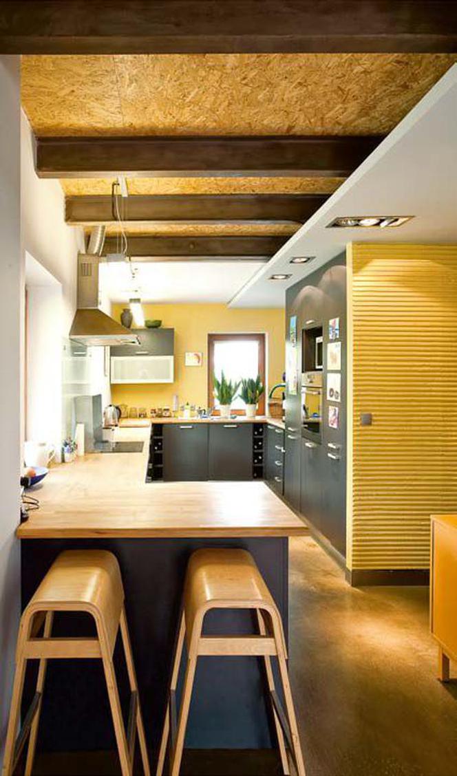Podwieszany sufit między salonem a kuchnią