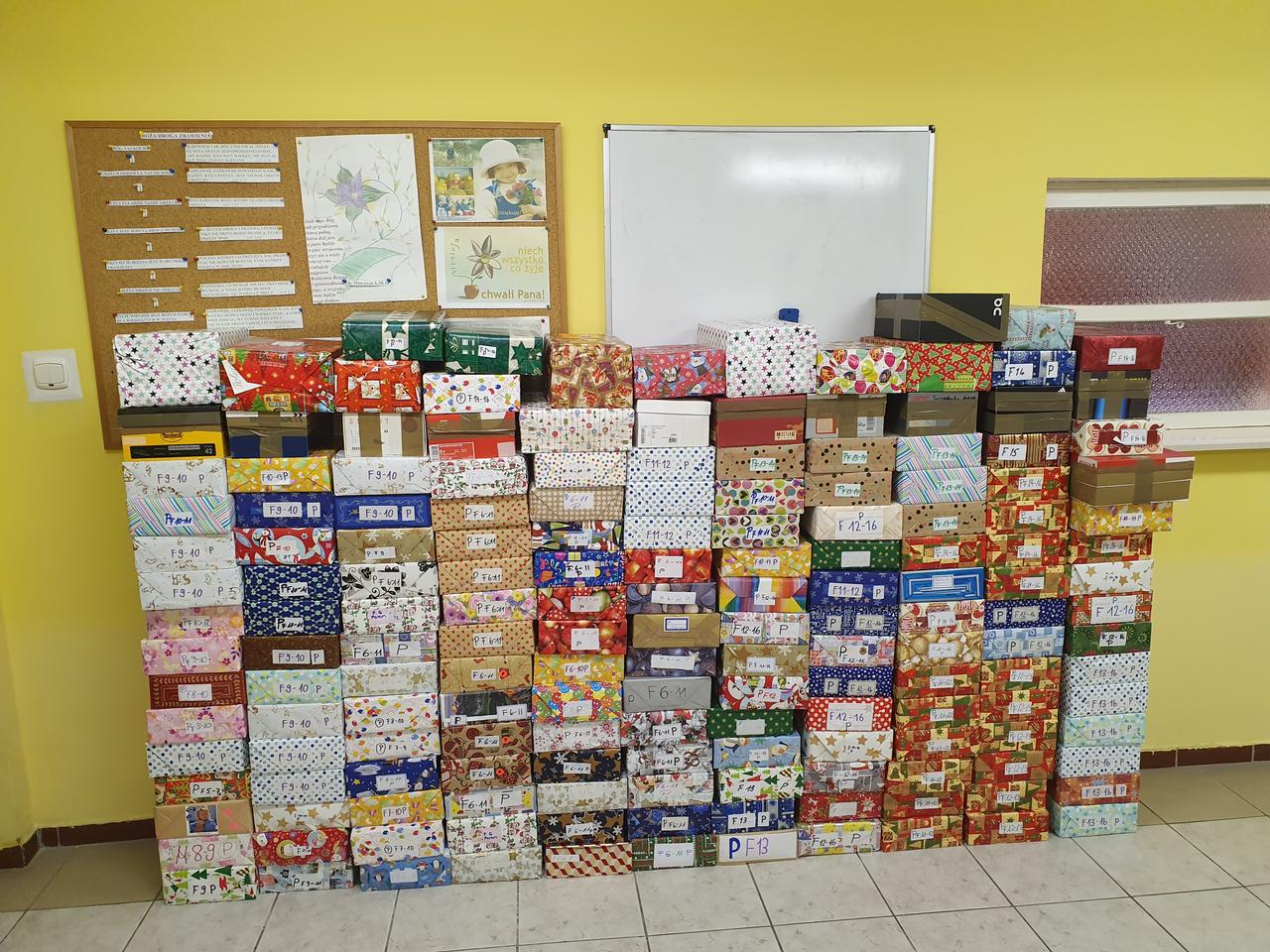 Pandemia nie zatrzyma świątecznych prezentów. Sprawdź do kogo trafią paczki ze Szwajcarii [FOTO]