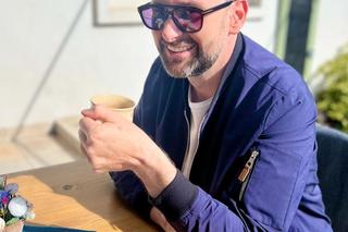 Daniel Obajtek na kawie w markowych okularach