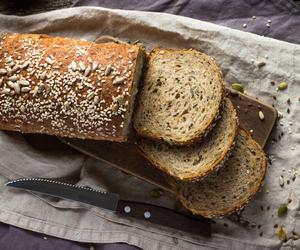 Chleb z otrębami na ziemniakach. Przepis na domowe pieczywo na zakwasie