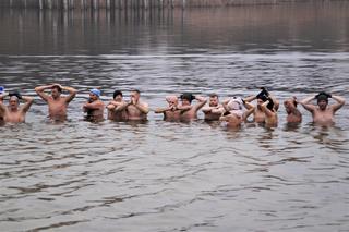 Bydgoskie Morsy wskoczyły do jeziora w Pieckach! [ZDJĘCIA]