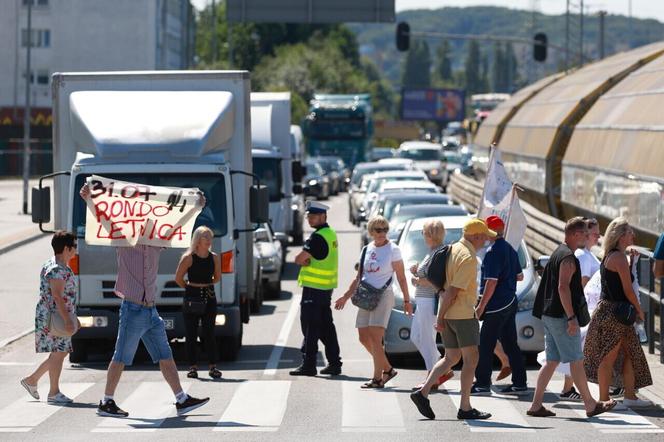 Protest mieszkańców w Letnicy. "Czarny pył do domu leci, tak się truje nasze dzieci" 