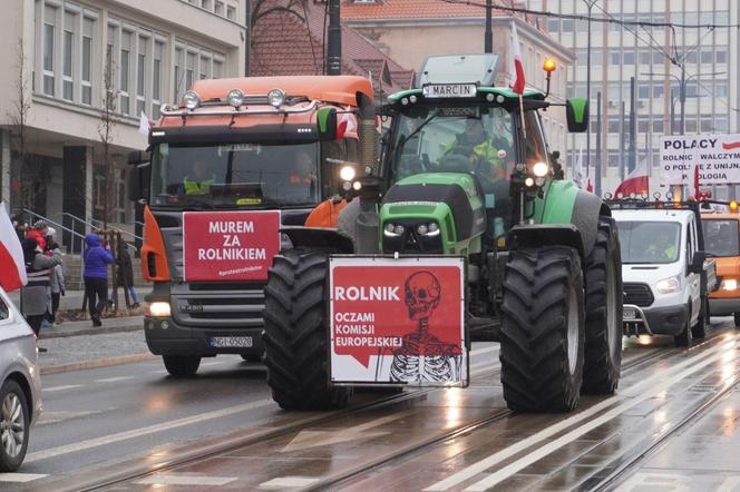 „Zielony Ład=Głód”, „Mleko nie jest z Biedronki”. Te hasła pojawiły się na proteście rolników w Olsztynie [ZDJĘCIA]